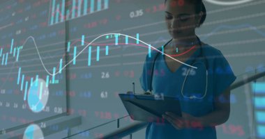 Kafkasyalı kadın doktor üzerinden veri işleme görüntüsü. Küresel tıp, bağlantılar, hesaplama ve veri işleme kavramı, dijital olarak oluşturulmuş resim.