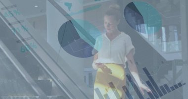 Akıllı telefon kullanan beyaz iş kadınının mali veri işleme görüntüsü. küresel iş, finans, veri işleme ve dijital arayüz kavramı, dijital olarak oluşturulmuş görüntü.