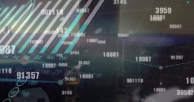 Şehir manzarasının havadan görüntüsüne karşı değişen numaralar ve istatistiksel veri işleme görüntüsü. Küresel ağ ve iş teknolojisi kavramı