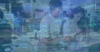 Ofiste tartışan çeşitli kadın meslektaşlar üzerinden borsa veri işleme görüntüsü. Küresel ekonomi ve iş teknolojisi kavramı