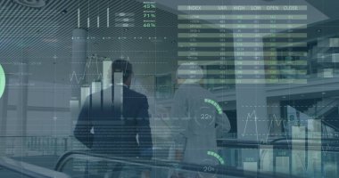 İki farklı iş adamının finansal veri işleme görüntüsü. küresel iş, finans, veri işleme ve dijital arayüz kavramı, dijital olarak oluşturulmuş görüntü.