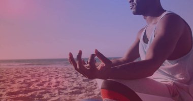 Sahilde meditasyon yapan Afro-Amerikan bir adam. sağlık ve zindelik kavramı, dijital olarak üretilen görüntü.