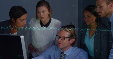 Çeşitli iş adamlarının konuştuğu veri işleme görüntüsü. küresel iş ve dijital arayüz kavramı, dijital olarak oluşturulmuş görüntü.