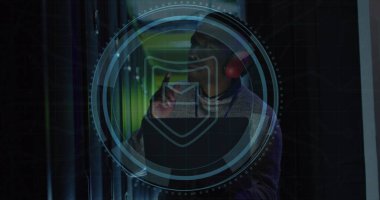 Siber güvenlik mesajı, zarf, veri odasında dizüstü bilgisayar kullanan Afrika kökenli Amerikalı erkek mühendis. Dijital bileşik, ağ güvenliği, veri merkezi, ağ oluşturma, teknoloji, ağ sunucusu.