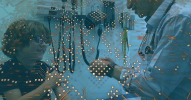 Asyalı erkek doktora karşı mikroişlemci bağlantıları var. Hastanedeki beyaz çocuğa yara bandı yapıştırıyorlar. Tıbbi sağlık ve teknoloji konsepti