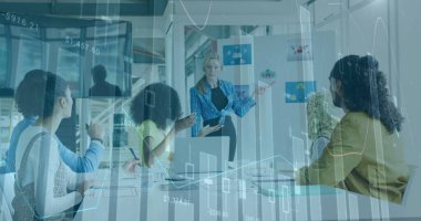 Grafikler, çeşitli iş arkadaşlarının kadın patronla fikirleri tartışması. Dijital bileşik, çoklu pozlama, rapor, finans, takım çalışması, iletişim ve teknoloji kavramı.