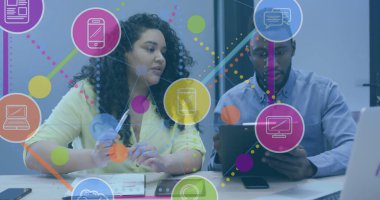 Ofisteki iş adamları üzerindeki bağlantılar ve simgelerin resmi. Küresel ağlar, hesaplama, iş, finans ve veri işleme kavramı, dijital olarak oluşturulmuş resim.