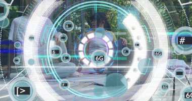 Veri işleme görüntüsü ve Asyalı anne ve kızının bahçedeki 6G metinleri. Küresel iş ve dijital arayüz kavramı, dijital olarak oluşturulmuş görüntü.