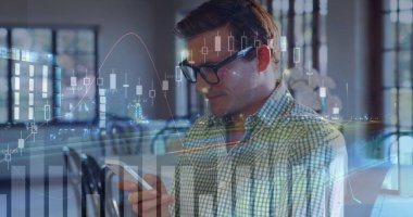 Akıllı telefon kullanan beyaz adamın üstündeki grafiklerin resmi. Ekonomi, finans, iletişim ve teknoloji kavramı, dijital olarak oluşturulmuş görüntü.