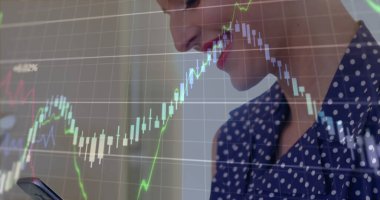 Kafkasyalı bir kadın akıllı telefon kullanırken birden fazla grafiğin görüntüsü. Dijital bileşik, çoklu pozlama, rapor, iş, büyüme ve teknoloji kavramı.