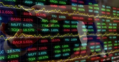 Finansal verilerin ödeme terminalini kullanan insanların ellerinde görüntüsü. Finans, ekonomi, iş, kablosuz ödemeler ve teknoloji konsepti, dijital olarak oluşturulmuş görüntü.