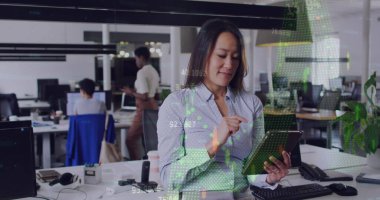 Ofisteki çeşitli iş adamlarıyla ilgili finansal veri işleme resmi. Küresel finansman, iş ve dijital arayüz kavramı, dijital olarak oluşturulmuş görüntü.