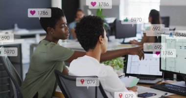 Çeşitli kadın iş arkadaşlarının bilgisayarda raporları tartışması üzerine tebligat çubuklarının resmi. Dijital bileşik, çoklu pozlama, sosyal medya anımsatıcı, planlama, takım çalışması ve teknoloji kavramı.