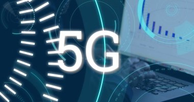 Bilgisayarda yazan bir adamın arka planıyla 5G etrafında hareket eden gelecekçi dairelerin dijital görüntüsü