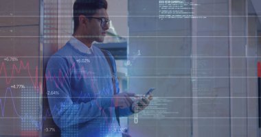 İkili kodlar, bilgisayar dili, çift ırklı adam cep telefonuyla hareket ediyor. Grafikler, dijital kompozit, rapor, iş, programlama dili, kodlama ve teknoloji kavramı.