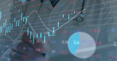 Kafkas erkek doktor yazıları üzerinden finansal veri işleme görüntüsü. Küresel tıp, işletme, bağlantılar, hesaplama ve veri işleme kavramı, dijital olarak oluşturulmuş görüntü.