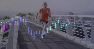 Şehirde koşan beyaz bir adamın mali veri işleme görüntüsü. Küresel spor, iş, finans, bilgisayar ve veri işleme kavramı, dijital olarak oluşturulmuş görüntü.