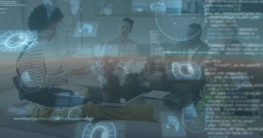 Ofiste toplanan çeşitli iş adamlarının veri işleme görüntüsü. Küresel iş, finans ve dijital arayüz kavramı, dijital olarak oluşturulmuş görüntü.
