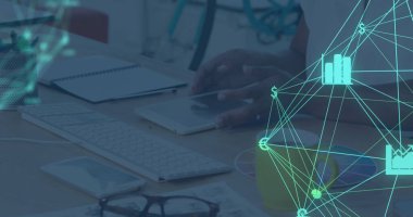 Dijital tablet ve klavye kullanan bir kadının arayüz simgeleriyle bağlantı ağı resmi. Küresel ağ bilimi ve araştırma konsepti dijital bileşik.