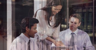 Çeşitli iş adamlarının konuştuğu veri işleme görüntüsü. küresel iş ve dijital arayüz kavramı, dijital olarak oluşturulmuş görüntü.