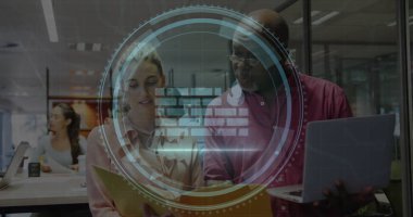 Çeşitli erkek ve kadın meslektaşlardan oluşan bir grup modern ofis ortamında dizüstü bilgisayarlar ve belgeler hakkında konuşuyor ve ellerinde tutuyorlar. Küresel eğitim eğitimi ve bağlantılar kavramı, dijital olarak oluşturulmuş görüntü.