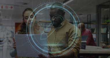 Siber güvenlik metni ve anahtar simgesi görüntüsü, çeşitli meslektaşlar ofiste dizüstü bilgisayarla tartışıyorlar. Dijital bileşim, koruma, gizlilik, veri, ağ, teknoloji, iş, takım çalışması ve ofis.