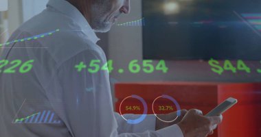 Beyaz iş adamının akıllı telefon kullanarak finansal veri işleme görüntüsü. Küresel iş, ağlar, bağlantılar, hesaplama ve veri işleme kavramı, dijital olarak oluşturulmuş resim.