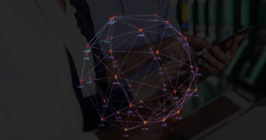 Tablet kullanan bir yığın insanın üzerinde yüzen sayılarla bağlantılı ağ resmi. küresel ağ konsepti dijital kompozit.