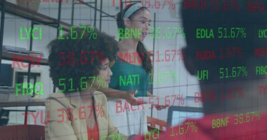 Ofisteki çeşitli iş adamlarıyla ilgili finansal veri işleme resmi. Küresel iş, finans, hesaplama ve veri işleme kavramı, dijital olarak oluşturulmuş resim.