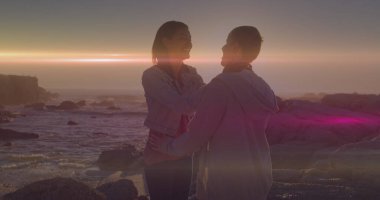 Plajdaki beyaz bir çiftin üzerindeki ışık lekeleri. Tatiller ve dijital arayüz kavramı, dijital olarak oluşturulmuş resim.