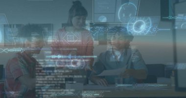 Bir grup farklı iş adamı ofislerindeki bir toplantıda iş tartışırken görülüyor. Küresel iş bağlantıları ve dijital arayüz kavramını finanse eder, dijital olarak oluşturulmuş görüntü.