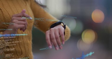 Akıllı kaset kullanan melez bir kadının veri işleme görüntüsü. Küresel iş, veri işleme ve dijital arayüz kavramı, dijital olarak oluşturulmuş resim.