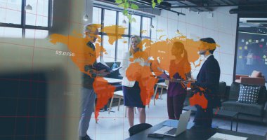 Şehir manzarası üzerinde iş adamı tokalaşması. Küresel iş dünyası dijital arayüz teknolojisi ve ağ konsepti, dijital olarak oluşturulmuş görüntü.