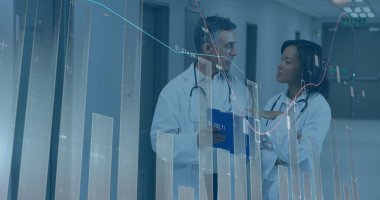 Çeşitli kadın ve erkek doktorların konuştuğu finansal grafikler. ekonomi, finans, sağlık ve tıp konsepti, dijital olarak üretilen imaj.