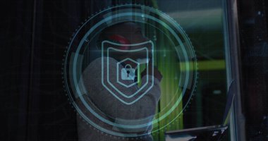 Siber güvenlik mesajı ve asma kilit görüntüsü. Afro-Amerikan mühendis veri odasını kontrol ediyor. Dijital bileşik, dizüstü bilgisayar, ağ güvenliği, veri merkezi, ağ oluşturma, teknoloji, ağ sunucusu.