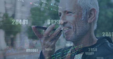 Akıllı telefon kullanan beyaz bir adamın veri işleme görüntüsü. Küresel bağlantılar, hesaplama, dijital arayüz ve veri işleme kavramı, dijital olarak oluşturulmuş resim.