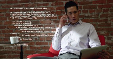 Asyalı iş adamının akıllı telefondan konuştuğu veri işleme görüntüsü. Küresel iş, finans ve dijital arayüz kavramı, dijital olarak oluşturulmuş görüntü.