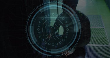 Sunucu odasında çalışan Afrika kökenli Amerikalı erkek mühendisin biyometrik parmak izi tarayıcısı görüntüsü. Siber güvenlik ve iş veri depolama teknolojisi kavramı