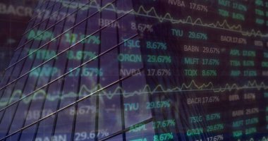 Modern ofis binası üzerinde finansal veri işleme resmi. Küresel iş, finans, ağlar ve veri işleme konsepti, dijital olarak oluşturulmuş görüntü.