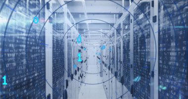 Veri merkezindeki sunucu rafları arasında hareket eden ikili kodlar üzerinden daireler yükleme görüntüsü. Dijital bileşik, çoklu pozlama, ilerleme, kodlama, ağ, veri sunucusu ve teknoloji kavramı.