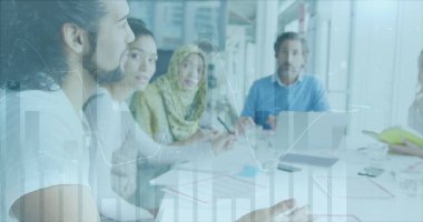 Ofisteki çeşitli iş adamlarının veri işleme görüntüsü. Küresel iş ve dijital arayüz kavramı, dijital olarak oluşturulmuş görüntü.