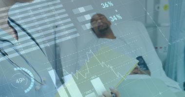 Orta yaşlı, Afro-Amerikan bir iş arkadaşı yatakta uzanmış, akıllı telefona bakıyor. Kısa siyah saçlı, sakallı ve hastane önlüğü giyiyor.