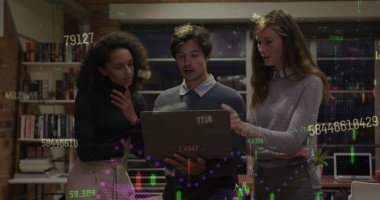 Ofiste çalışan çeşitli iş adamlarının istatistik ve veri işleme görüntüleri. Küresel iş, finans, hesaplama ve veri işleme kavramı, dijital olarak oluşturulmuş resim.