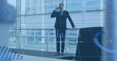 Akıllı telefon kullanan iki ırklı iş adamının mali veri işleme görüntüsü. küresel iş, finans, veri işleme ve dijital arayüz kavramı, dijital olarak oluşturulmuş görüntü.