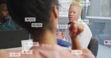 Muhtelif iş arkadaşlarının ofiste raporları tartışırken bildirilen barların görüntüsü. Dijital bileşik, çoklu pozlama, sosyal medya anımsatıcı, planlama, takım çalışması ve teknoloji kavramı.