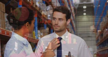 Depoda çalışanların veri işleme görüntüsü. Küresel gönderim ve bağlantılar konsepti, dijital olarak oluşturulmuş görüntü.