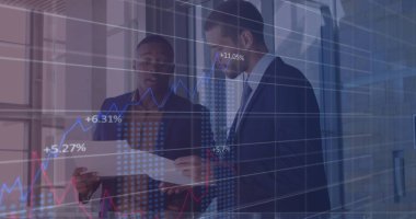 İki farklı iş adamının finansal veri işleme görüntüsü. küresel iş, finans, veri işleme ve dijital arayüz kavramı, dijital olarak oluşturulmuş görüntü.