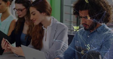 Elektronik cihazlar kullanan çeşitli erkek ve kadın ofis arkadaşları üzerinde dijital simgelerin küresi. Küresel ağ ve iş teknolojisi kavramı