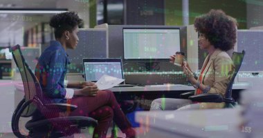 Ofiste tartışan iki farklı kadın için rakamları değiştirme ve veri işleme görüntüsü. İş veri teknolojisi kavramı