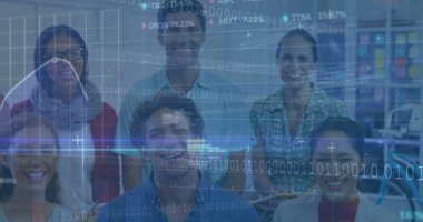 Ofiste gülümseyen çeşitli meslektaşlar grubunun veri işleme görüntüsü. İş veri teknolojisi kavramı